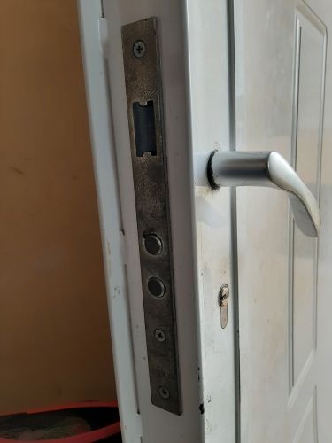 Nívó ajtó vagy Mul-T-Lock ajtó